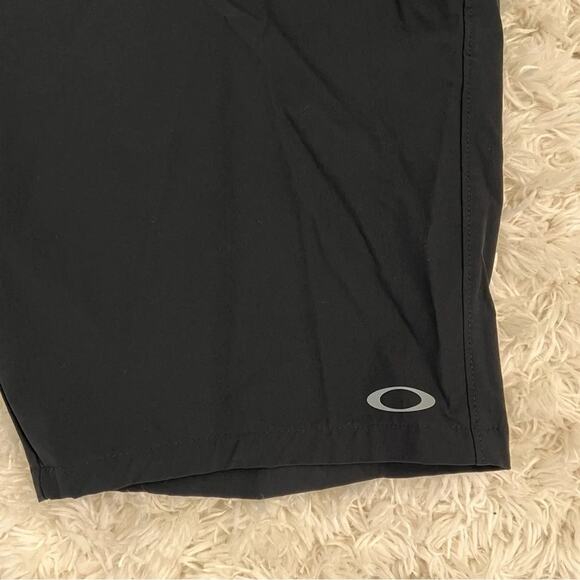 Oakley Black Regular Fit Shorts Size 40 - Picture 2 of 6
